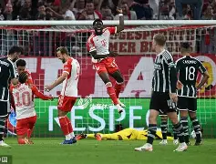 欧冠季后赛对决在即！曼联演练定位球，菲尼克斯太阳密集防守应对的简单介绍